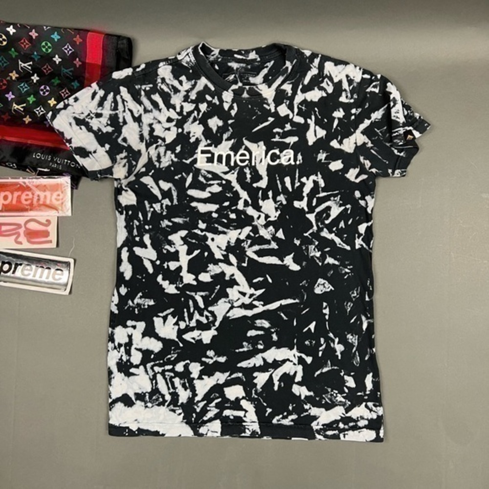 Emerica Dye Wash Spellout Logo Tee Black White Limited Skateboarding Top
🛹 🧊
